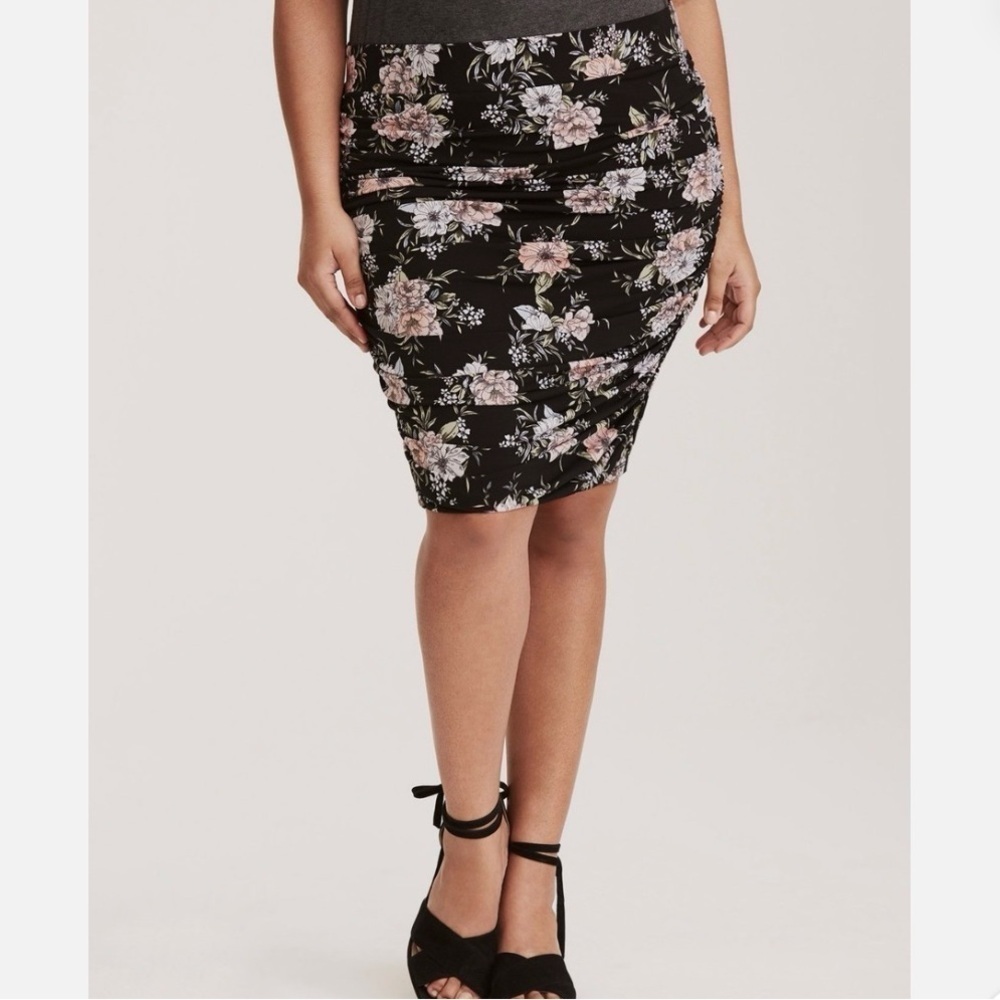 Torrid Floral Print Shirred Jersey Knit
Mini Skirt Black Floral Size 4